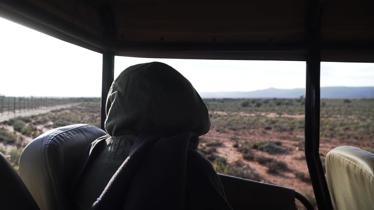 후디 재 ⁇ 을 입은 여성의 뒷면