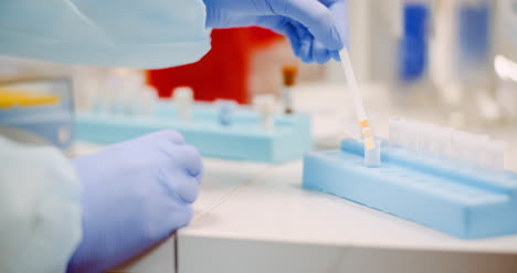 científico haciendo experimentos en laboratorio