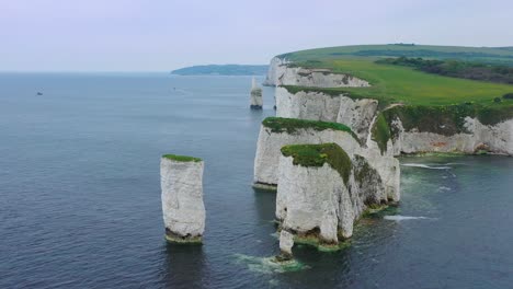 Hermosa-Antena-Sobre-Los-Acantilados-Blancos-De-Dover,-Cerca-De-Old-Harris-Rocks-En-La-Costa-Sur-De-Inglaterra-2