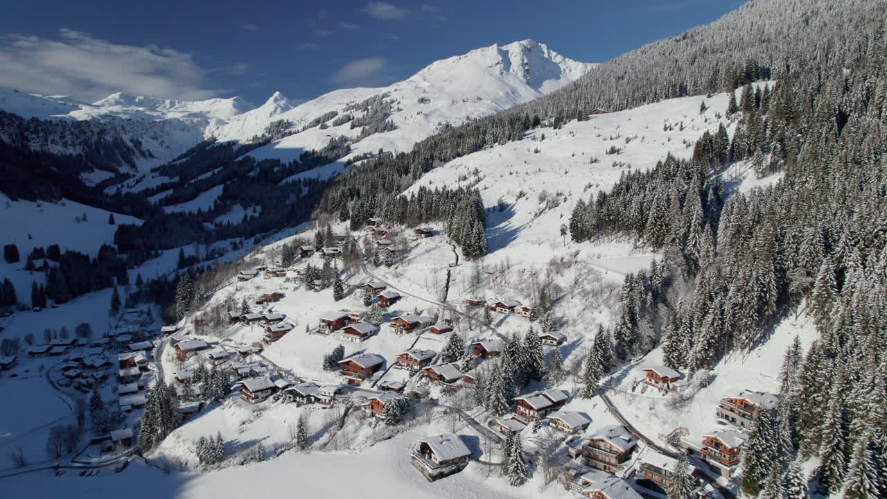 casas cubiertas de nieve en la ciudad montañosa de langau en la baja austria, austria