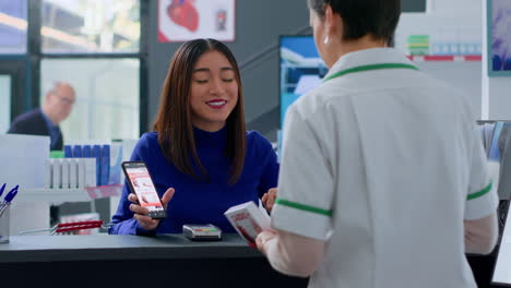 Cliente-Que-Compra-Pastillas-Para-El-Corazón