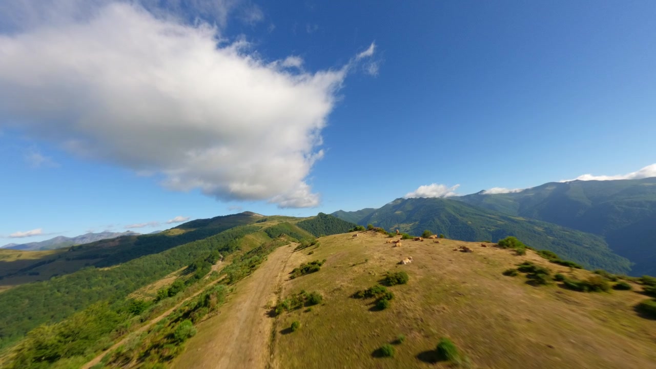 Ripresa dinamica con drone in prima persona che cattura il terreno drammatico di una vecchia miniera a cielo aperto per l'estrazione del carbone a Coto Bello, nella regione montuosa della Spagna settentrionale