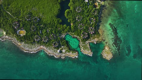vista aérea sobre la costa de la soleada xpu-ha, méxico - arriba, tiro de drones
