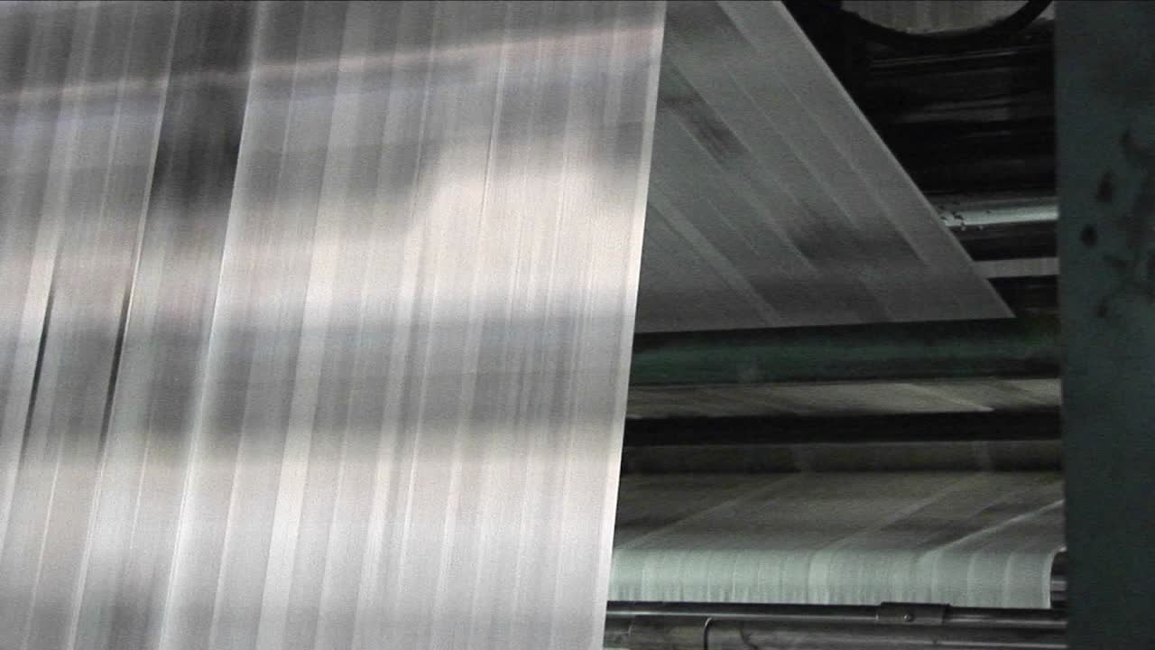 신문은 공장 1의 조립 라인을 따라 움직입니다.