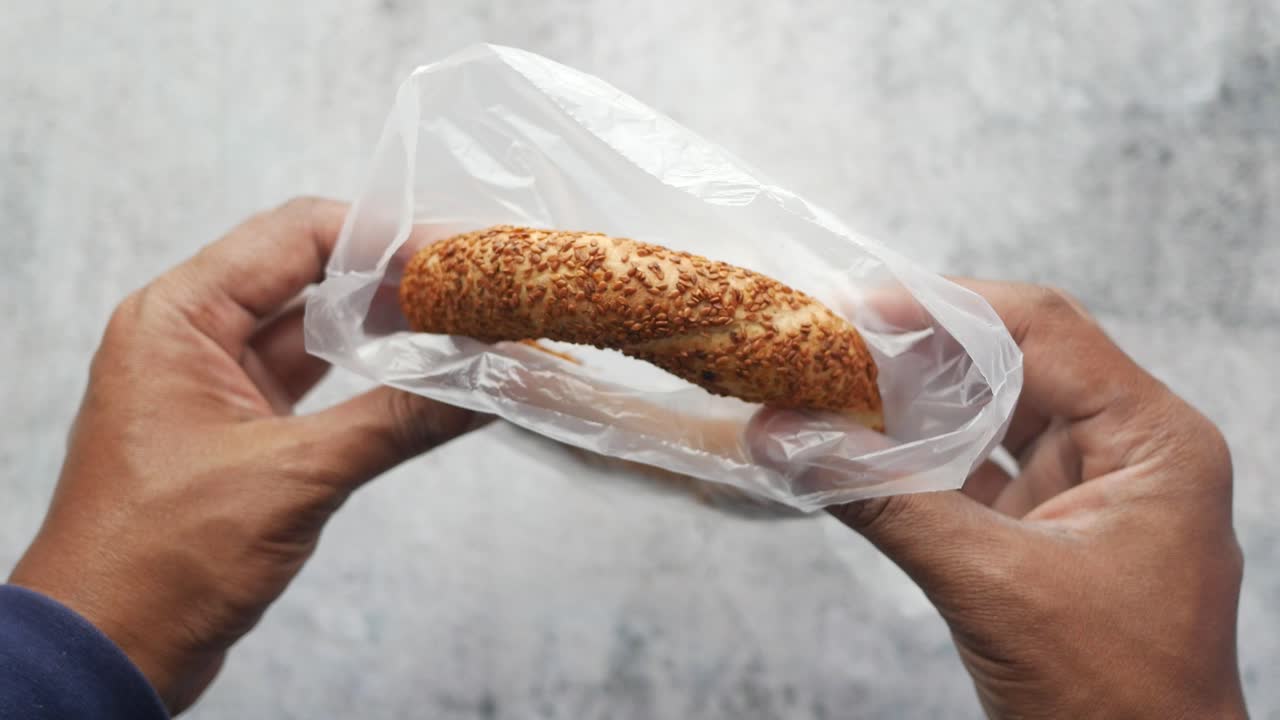 플라스틱 가방 에 들어 있는 터키식 시미트  의 근접 사진