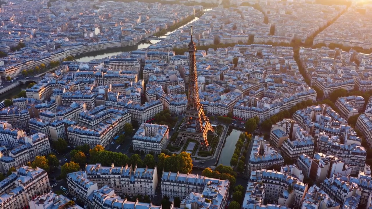Vista aerea della Torre Eiffel a Parigi al tramonto