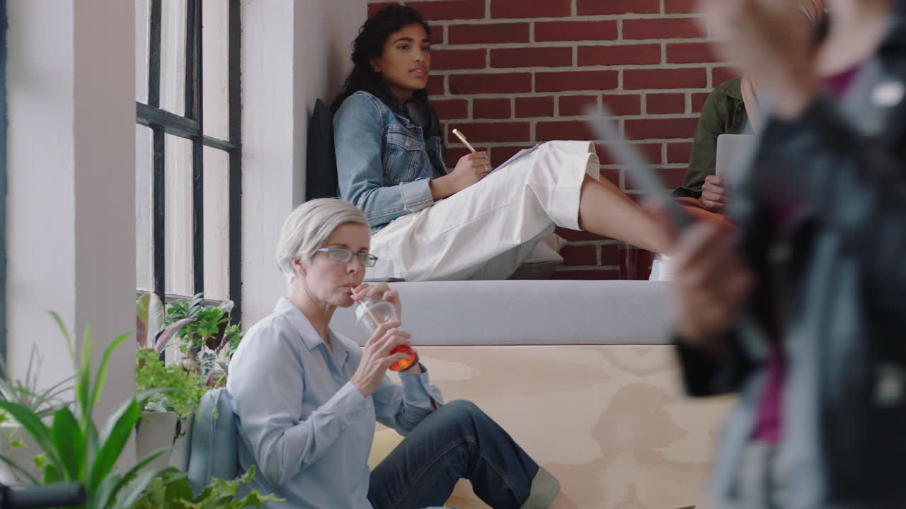 personas de negocios que se reúnen para hacer una lluvia de ideas gerente mujer que usa una tableta presentando ideas al equipo creativo mostrando la estrategia del proyecto de marketing en la pantalla en una presentación de oficina diversa