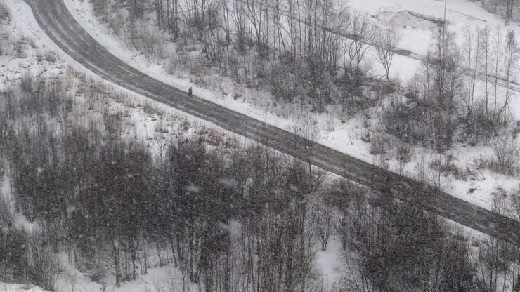 mirando por la ventana en la calle de la ciudad con el clima de invierno