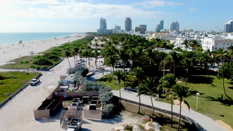 volando sobre el parque lummus en el barrio de south beach en miami beach, florida