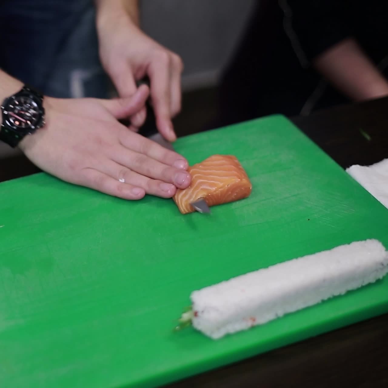 haciendo sushi de salmón, comida japonesa