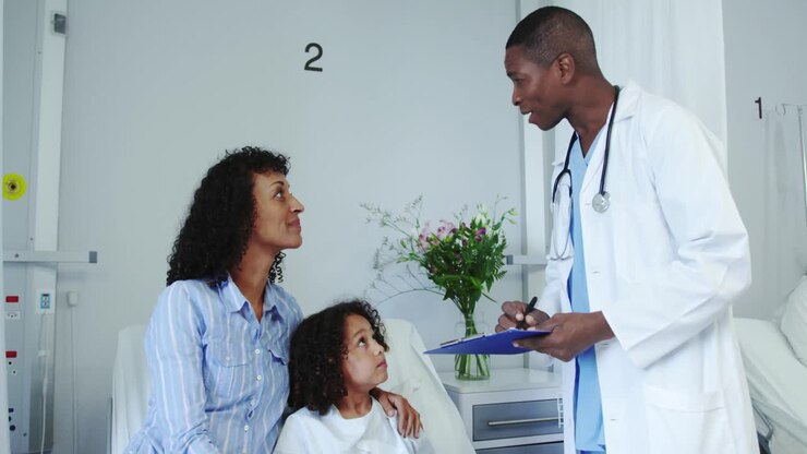 Vista frontal de médico masculino afro-americano realizando um check-up de rotina na enfermaria do hospital 4k