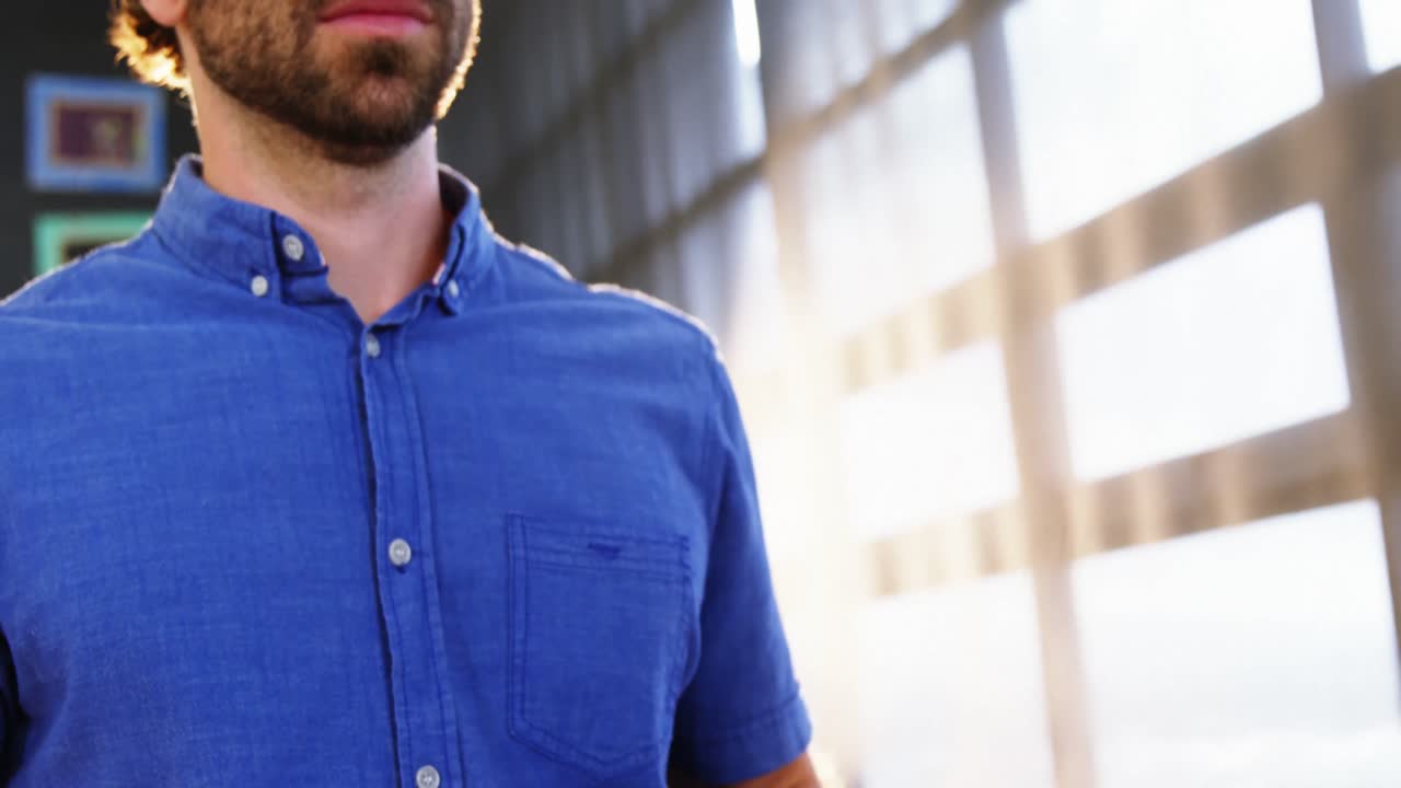 ejecutivo de negocios masculino en auriculares de realidad virtual usando tableta digital