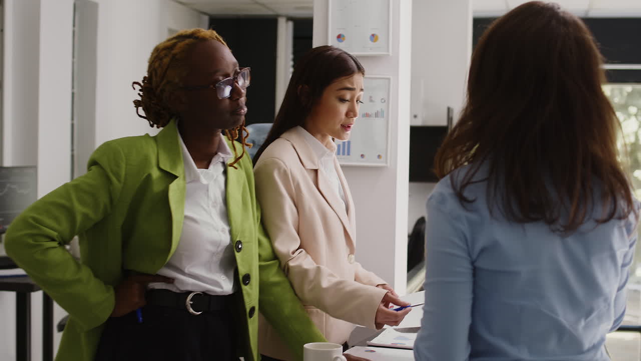 reunión de equipo en una oficina moderna