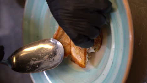 poniendo pescado frito en un plato en cámara lenta