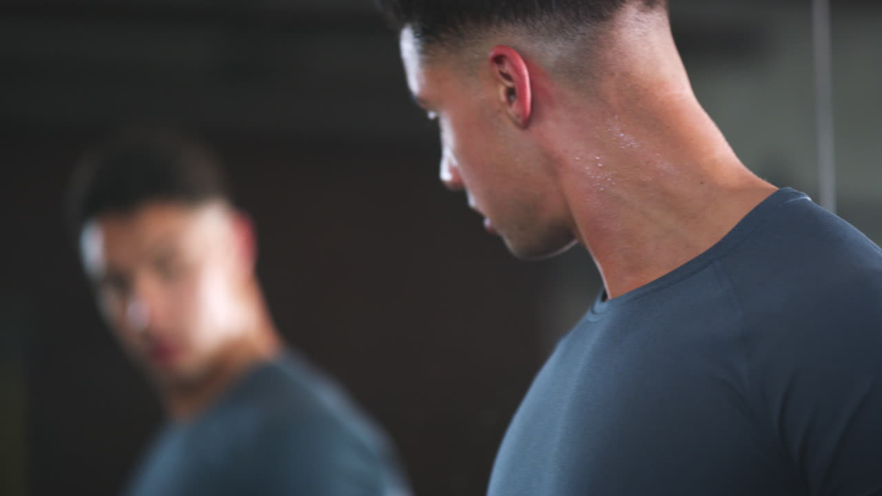 열심히 일하는 것이 근육을 자라게 합니다.