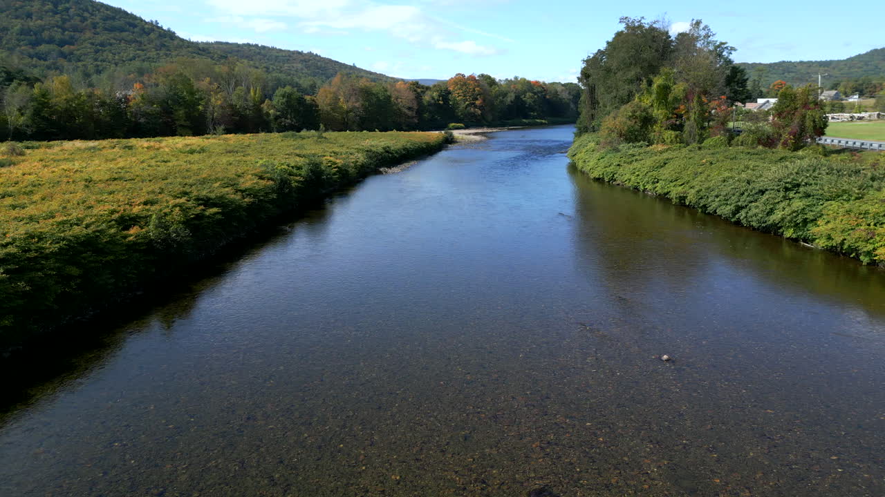 Paesaggio sereno del fiume d'autunno
