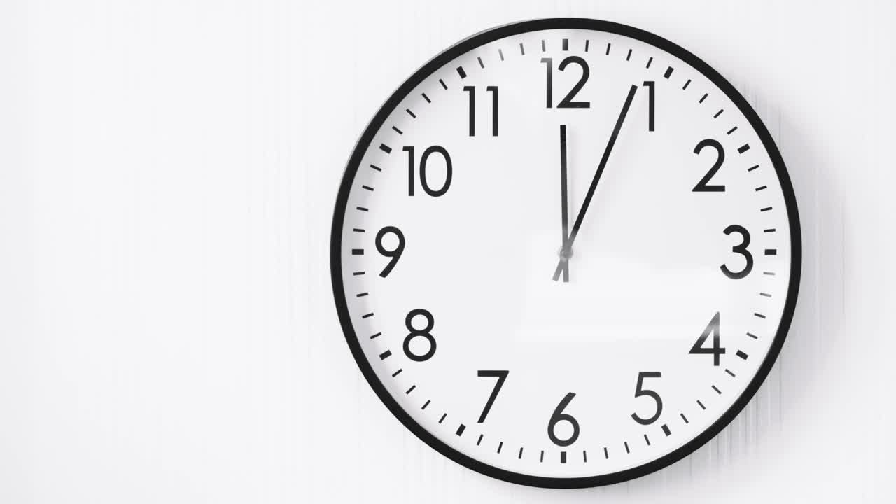 video en primer plano de la cara del reloj en la pared