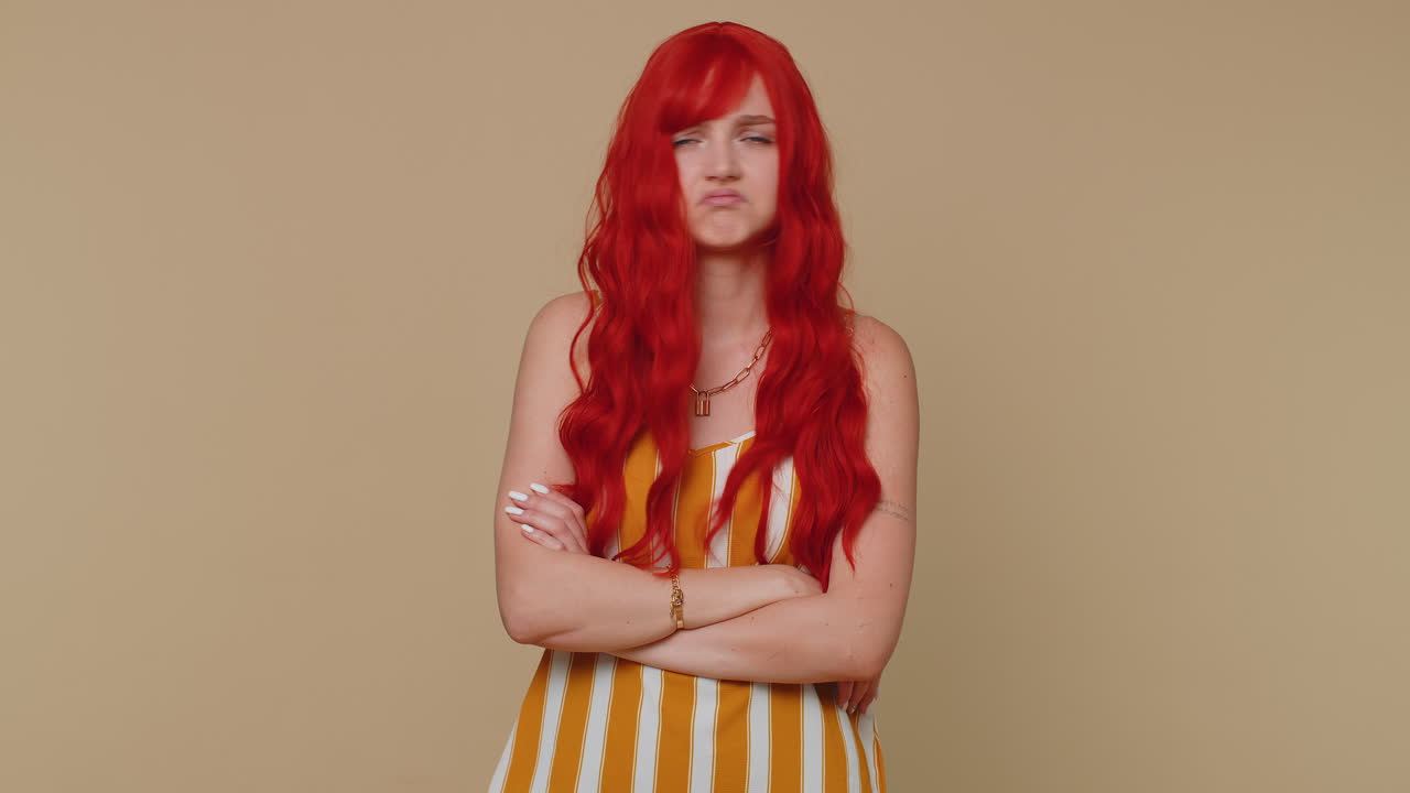 불쾌한 끔찍한 아이디어에 반응하는 불만족스러운 화가 난 여자 나쁜 품질로 불만족스러운 머리를 흔들지 마