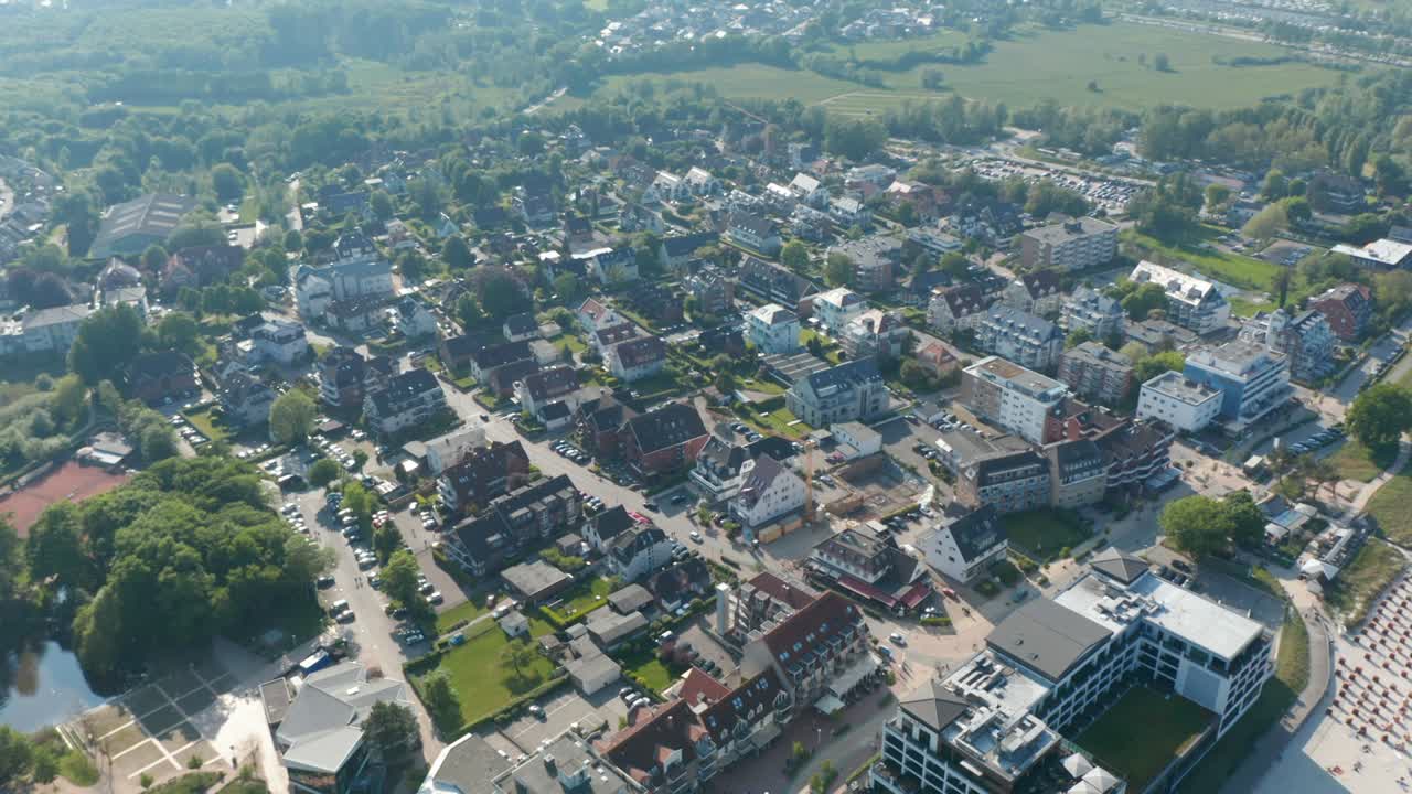 Luftaufnahme Drohnenflug über der Stadt Scharbeutz in Deutschland, Kreisschwenk, tagsüber