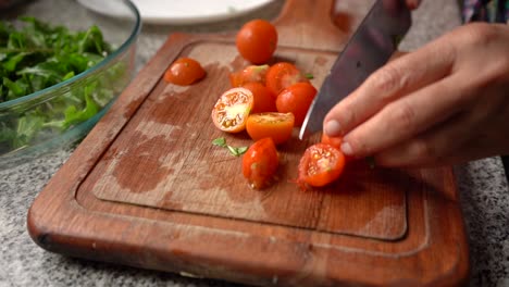 Frische-Kirschtomaten-In-Holzbrett-Schneiden