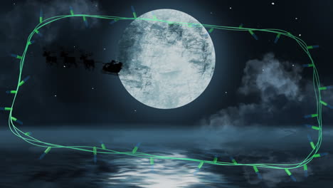 luces de cadena de navidad azules parpadeando sobre la escena de invierno con papá noel pasando la luna llena en el trineo