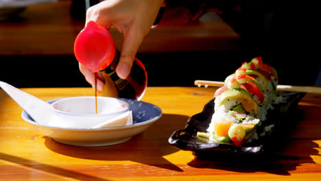 Woman-pouring-sauce-in-a-bowl-at-restaurant-4k