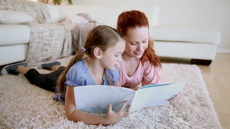 Madre-E-Hija-Leyendo-Un-Libro