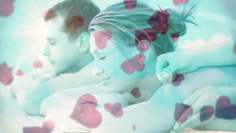 recibiendo masajes, pareja relajándose con animaciones en forma de corazón flotando alrededor