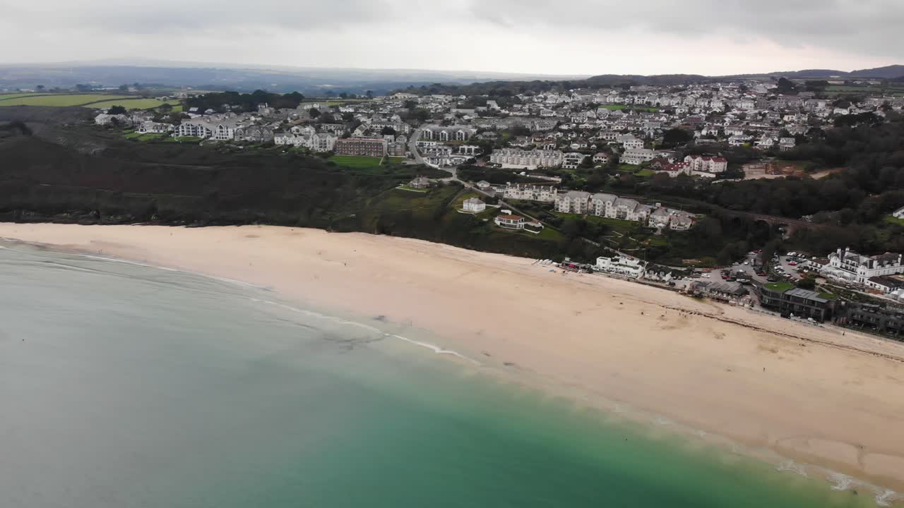 toma panorámica aérea izquierda de la playa en carbis bay cornwall inglaterra