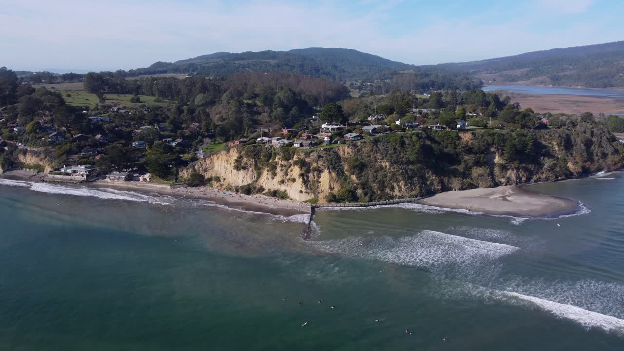 항공: 캘리포니아 볼리나스 해변의 서퍼 – 4k
