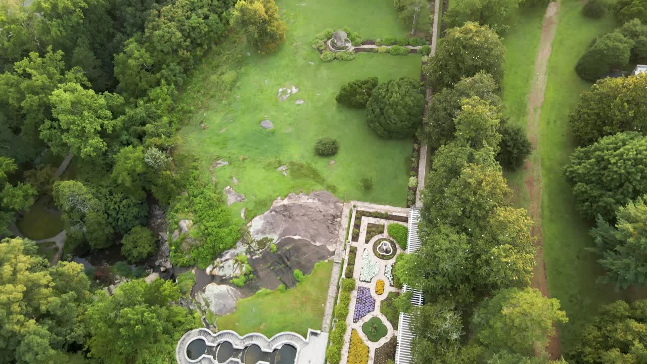 jardín japonés y frente al río en maymont park en richmond, virginia | vista aérea panorámica hacia arriba | verano 2021