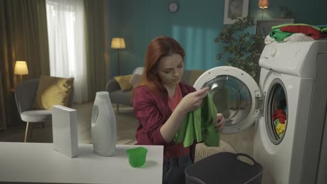 mujer lavando la ropa en casa