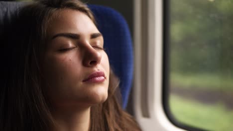 mujer turista viajando en tren