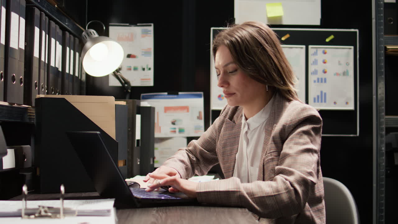 donna di affari che lavora al computer portatile in ufficio
