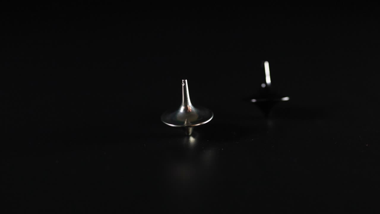 검은색 표면에 손을 회전하는