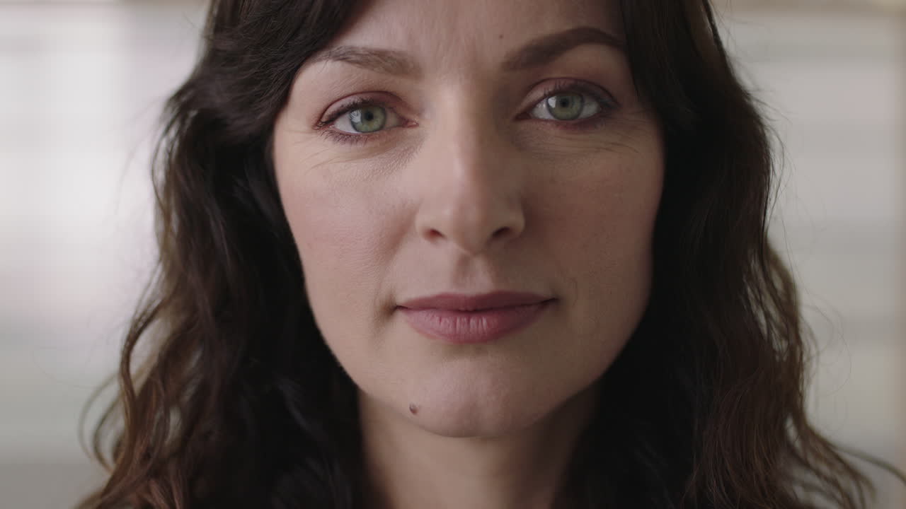 retrato de cerca de una hermosa joven mujer de negocios que mira con confianza a la cámara