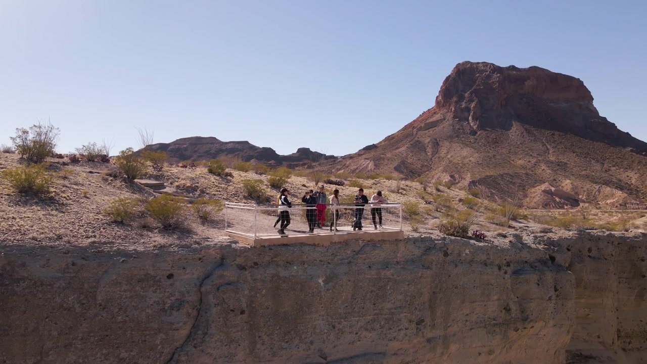 Turisti in visita alla scogliera desertica di Tuff Canyon nel Parco Nazionale di Big Bend, ripresa aerea con drone, meta escursionistica in Texas, USA