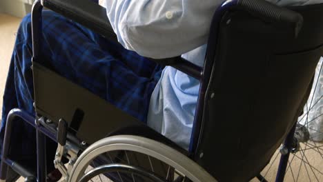 retrato de un anciano sonriente sentado en una silla de ruedas
