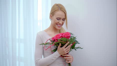 una chica bonita sorprendida con un ramo de flores