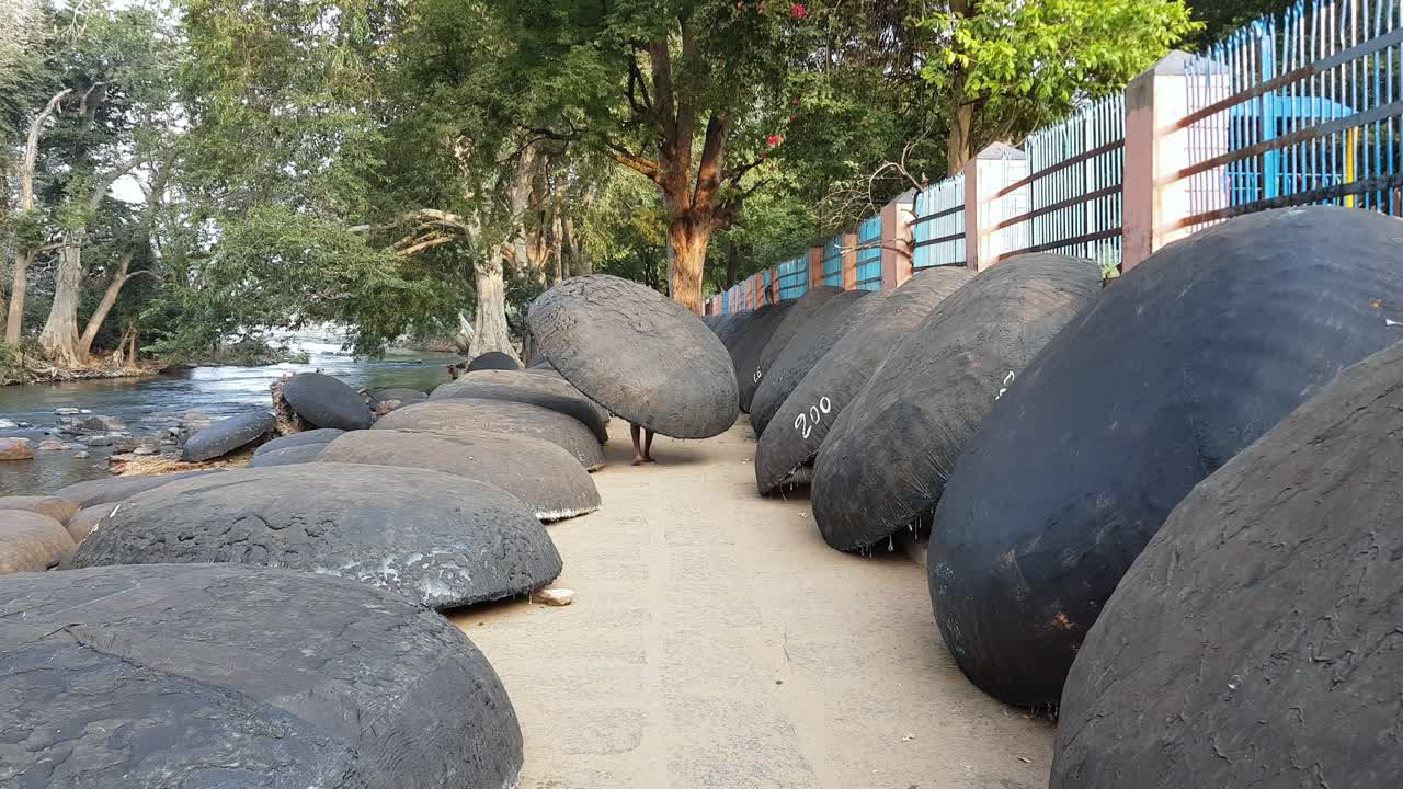 갑각류를 통해 갑각류와 함께 걷는 남자는 양쪽에 배치