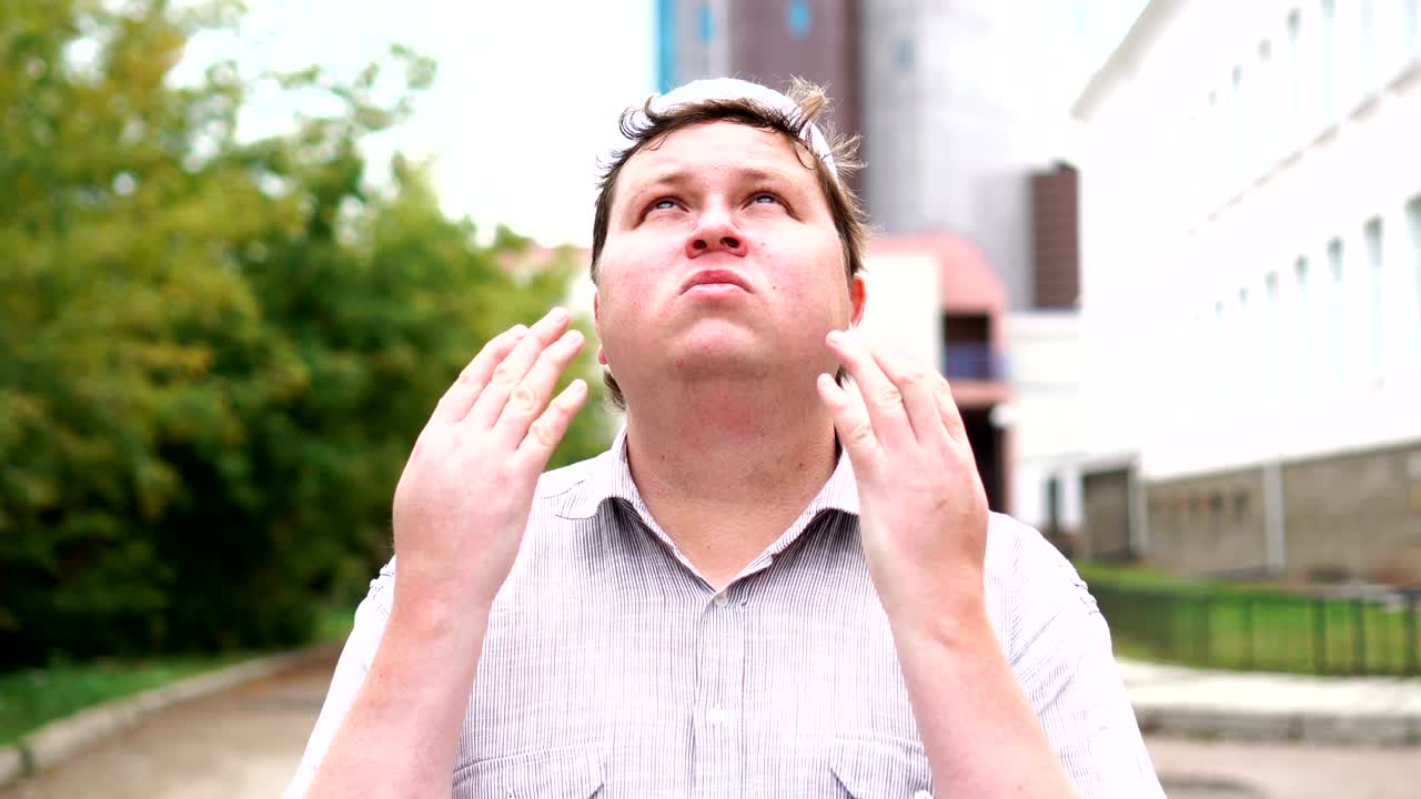 야외에서 기도하는 무슬림 청년, 라마단 축제 개념, 알라로부터의 축복