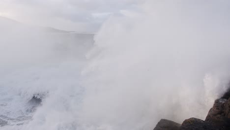 Zeitlupenaufnahme-Einer-Sehr-Großen-Welle,-Die-über-Die-Felsen-Am-Ufer-In-Der-Nähe-Von-Castlebay-Auf-Der-Insel-Barra-Bricht