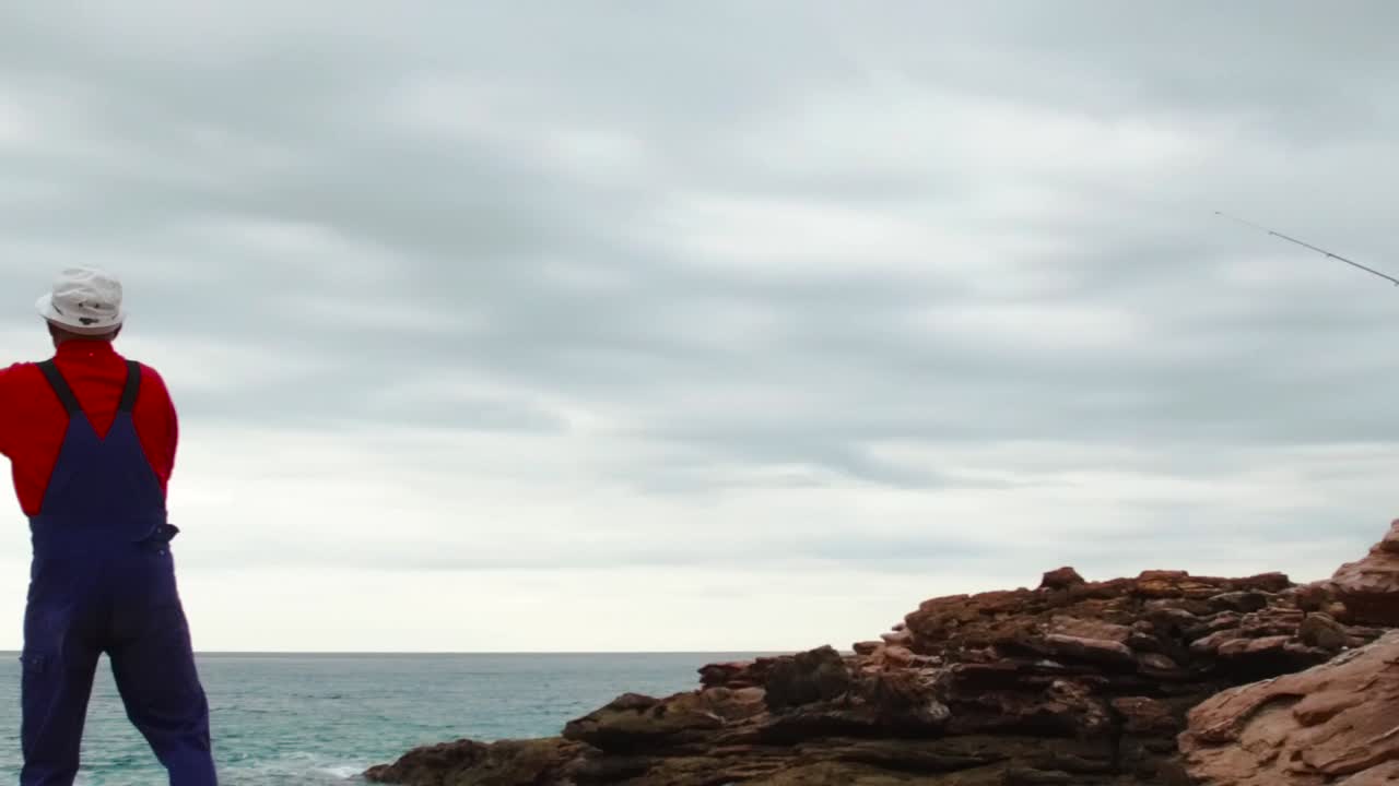 pescador en la costa