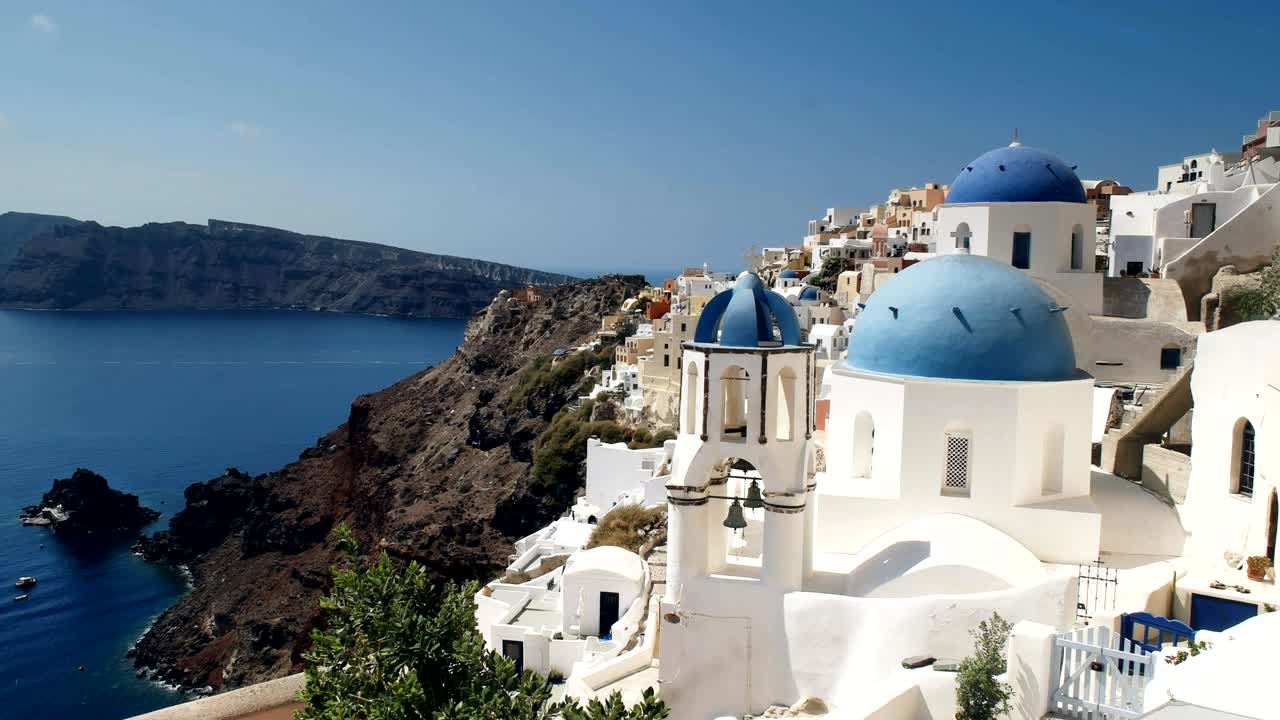 foto amplia de las famosas tres cúpulas en oia, santorini