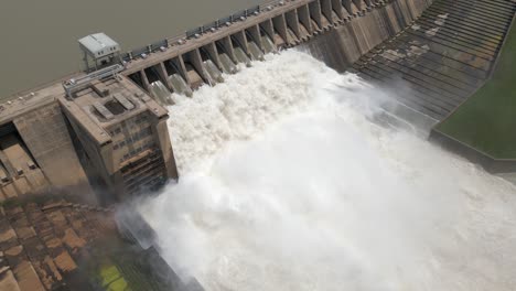 la represa hidroeléctrica del río vaal en sudáfrica libera agua de inundación en primavera