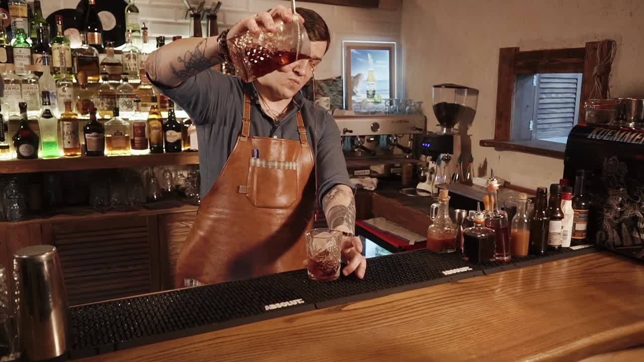 술집에서 테일을 준비하는 바텐더