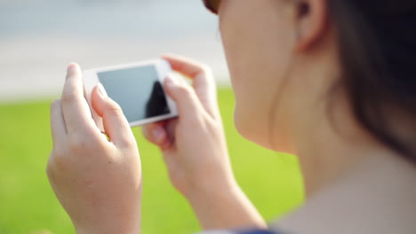 Mujer,-Mensajes-De-Texto,-Teléfono-Móvil,-En,-Parque-De-La-Ciudad