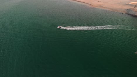 Jetski-De-Seguimiento-De-Aviones-No-Tripulados-En-Abu-Dhabi-Para-Revelar-La-Costa-Del-Golfo