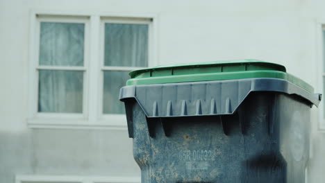 el dueño de casa tira la basura doméstica en un contenedor cerca de la casa 06