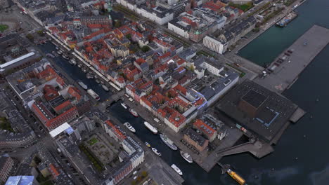 Toma-Aérea-Sobre-Petróleo-Y-Contaminación-De-Barcos-En-Nyhavn-Copenhague